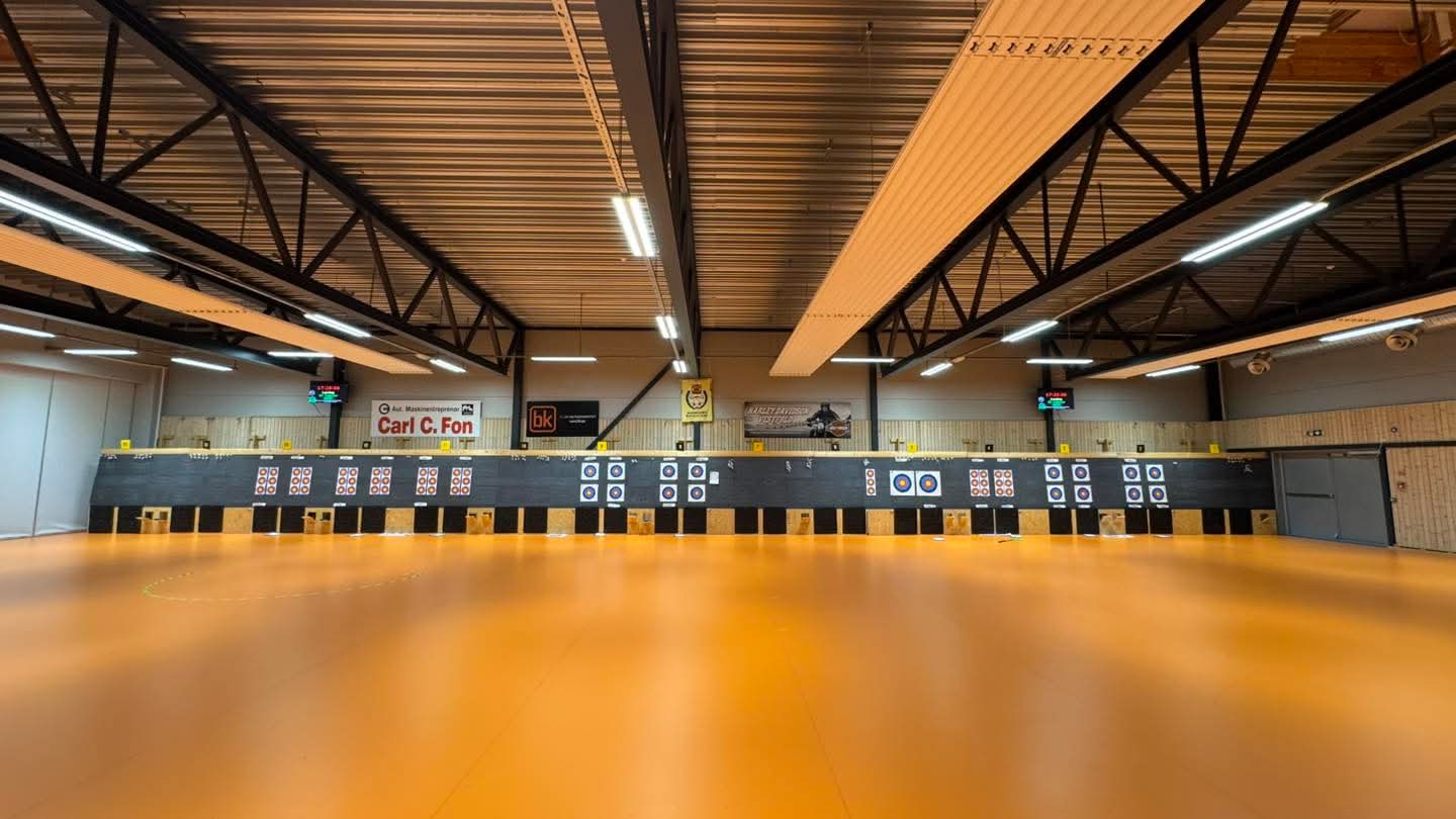 Buehallen i Sandefjord med skiver langs standplass