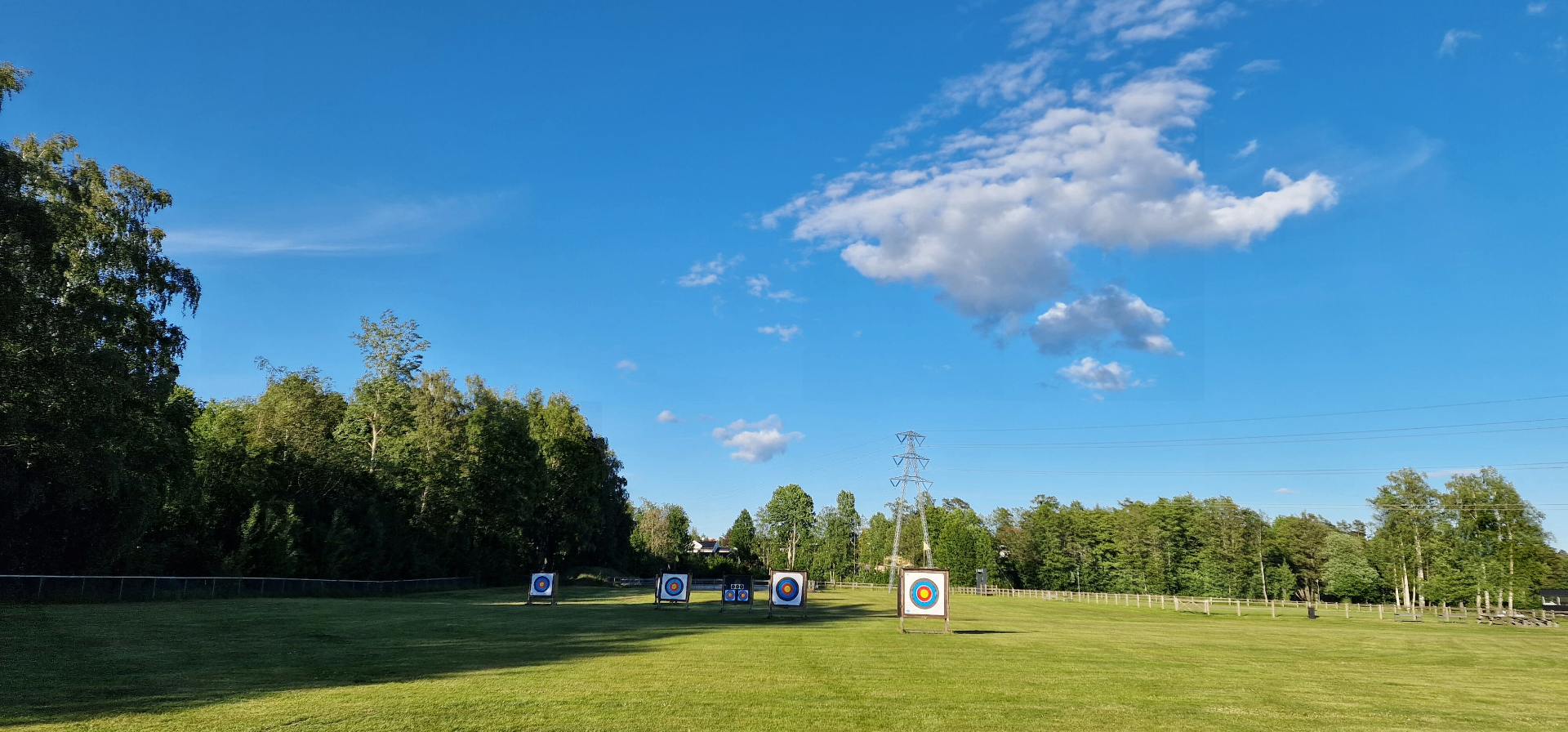 Bueskytter sikter med recurvebue